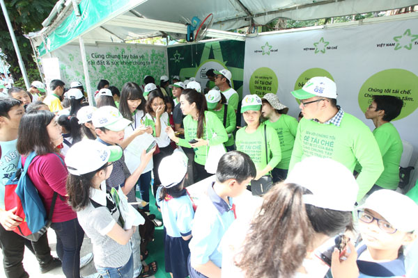 Vietnam[-]Recycles[-]hỗ[-]trợ[-]thu[-]gom[-]rác[-]thải[-]điện[-]tử[-]miễn[-]phí[-]cho[-]người[-]dân[-]thành[-]phố